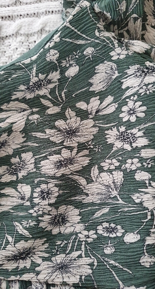 Womans Astr The Label womans Blouse V-Neck Off Shoulder Green Floral M Medium - Picture 3 of 7